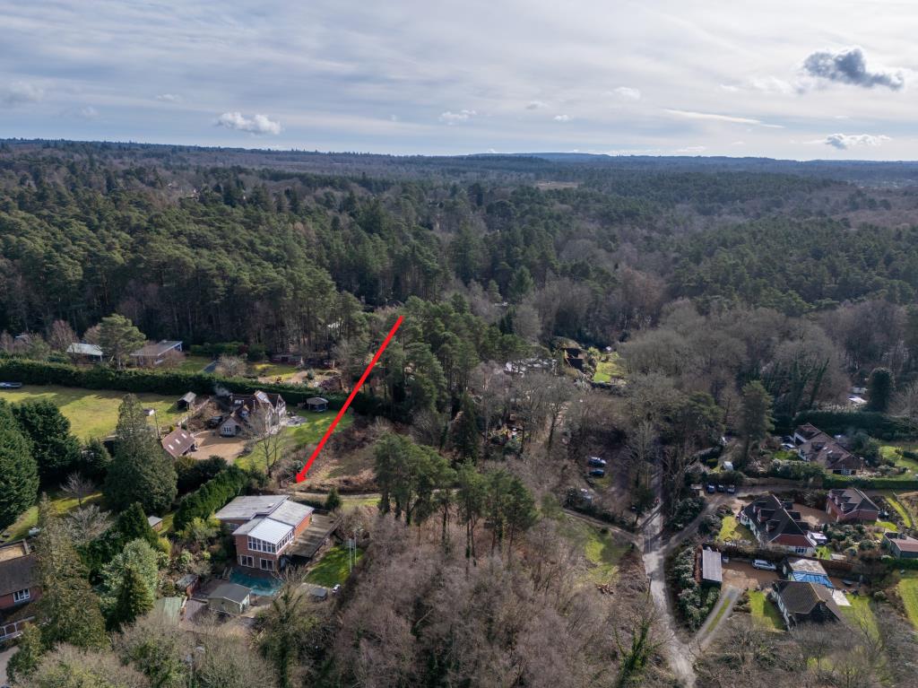 Lot: 164 - THREE-BEDROOM HOUSE IN SECLUDED LOCATION OVERLOOKING WOODLAND - Aerial view showing surrounding properties and location
